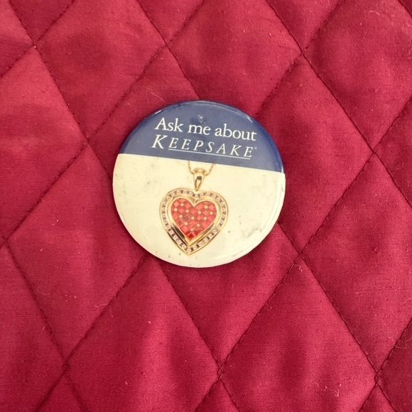 Vintage Jewelry - Vintage Keepsake Brooch